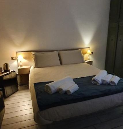 Piazza Martiri Rooms Кальярі Екстер'єр фото