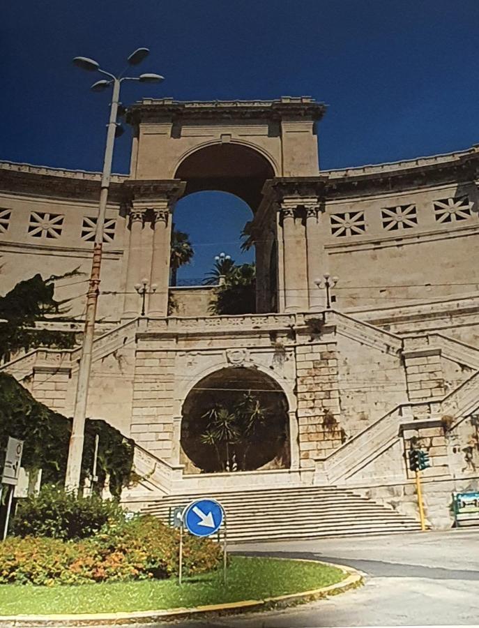 Piazza Martiri Rooms Кальярі Екстер'єр фото