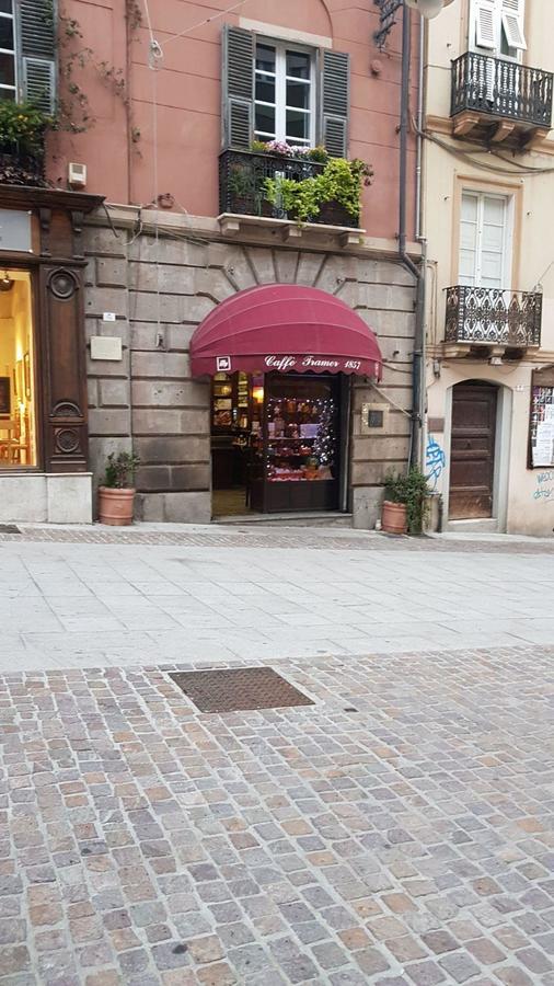 Piazza Martiri Rooms Кальярі Екстер'єр фото